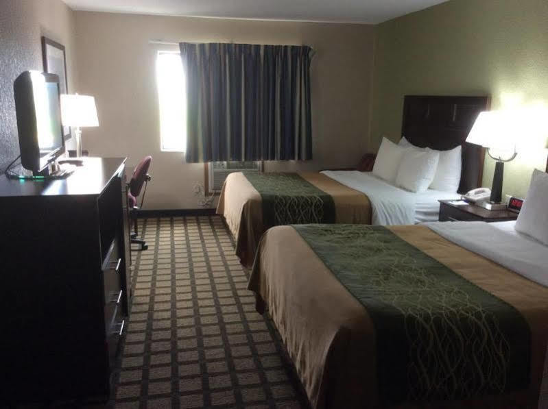 Baymont By Wyndham Ames Hotel Exterior foto
