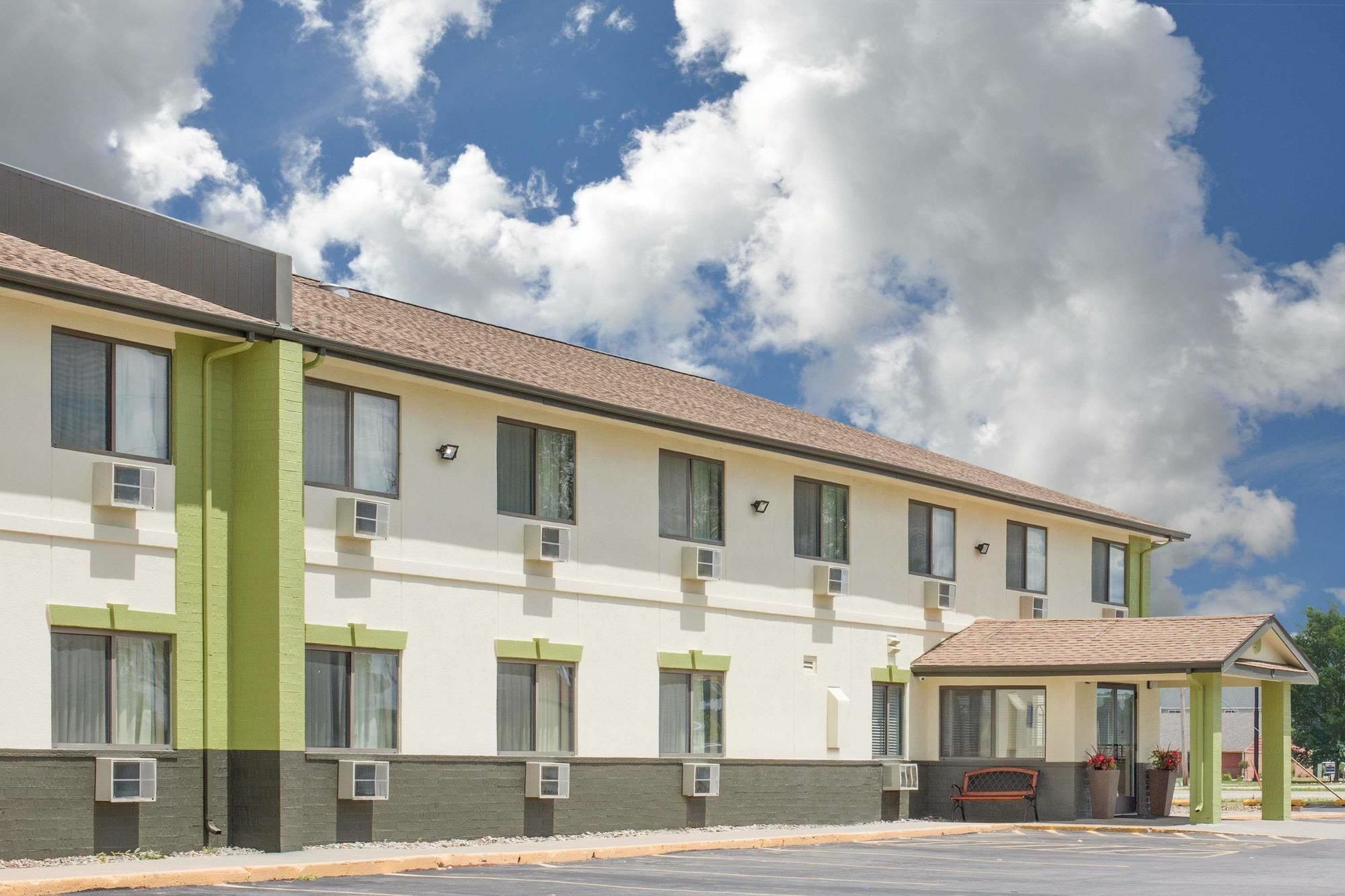 Baymont By Wyndham Ames Hotel Exterior foto